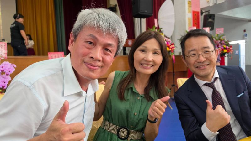 勝利國小家長會榮譽會長謝銘仁(右)與昔日導師劉美玲(中)及傑出校友學長、知名律師、法學博士，理維國際法律事務所主任律師郭清寶合影，為三十重聚見證。（漾新聞記者陳雯萍攝）