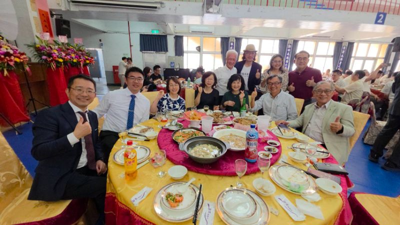 傑出校友學長、知名律師、法學博士，理維國際法律事務所主任律師郭清寶(左一)、校長吳曉暢(左二)，與傑出校友聯誼會的傑出校友們合影。（漾新聞記者陳雯萍攝）