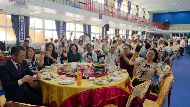 餐會現場，還安排了樂團的演唱，大家隨著歌聲輕唱，也舞動雙手，甚至打開手機燈光，一片的手機燈海，讓鳳山高中的85級三十重聚，嗨到最高點！（漾新聞記者陳雯萍攝）