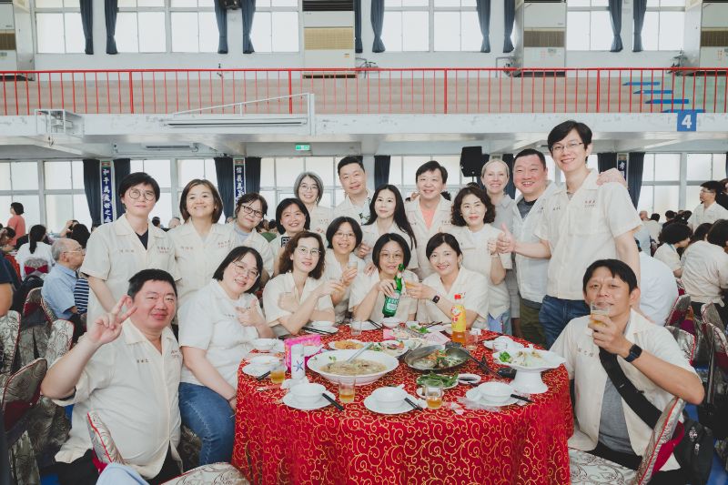 鳳中87年校慶與85級校友三十重聚，高潮迭起的活動，讓穿著復刻制服的校友歡喜不已！（漾新聞記者陳雯萍攝）