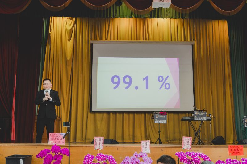 黃照智談執行85級校友「專屬生日百元鈔」任務，找到每位校友生日六個號碼的百元鈔，達成率幾乎是99.1%。（漾新聞記者陳雯萍攝）