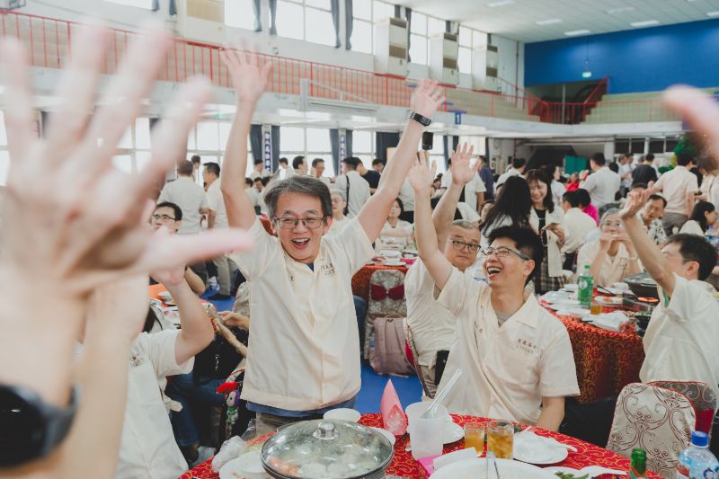 鳳中87年校慶與85級校友三十重聚，高潮迭起的活動，讓穿著復刻制服的校友歡喜不已！（漾新聞記者陳雯萍攝）