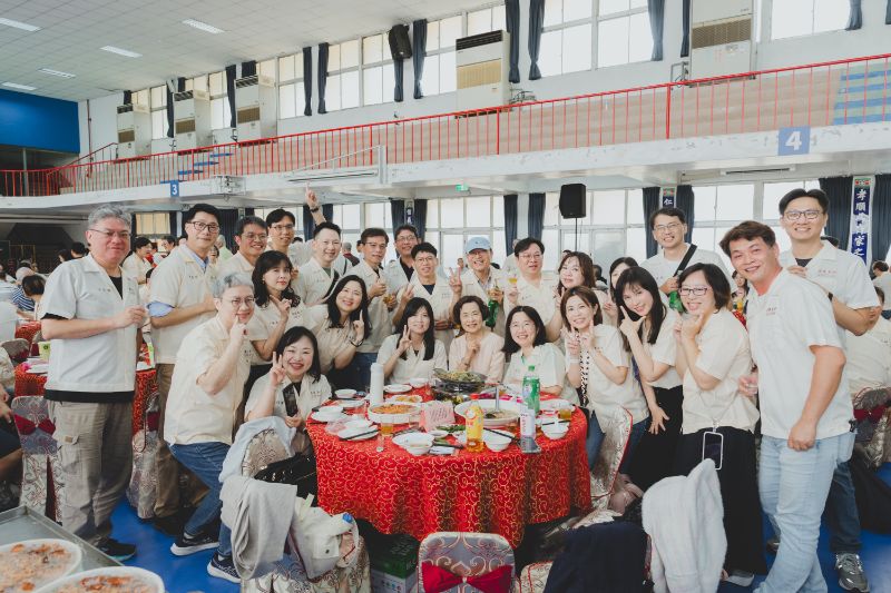 85級各畢業班校友與昔日的恩師合影，回味當年青春年少。（漾新聞記者陳雯萍攝）