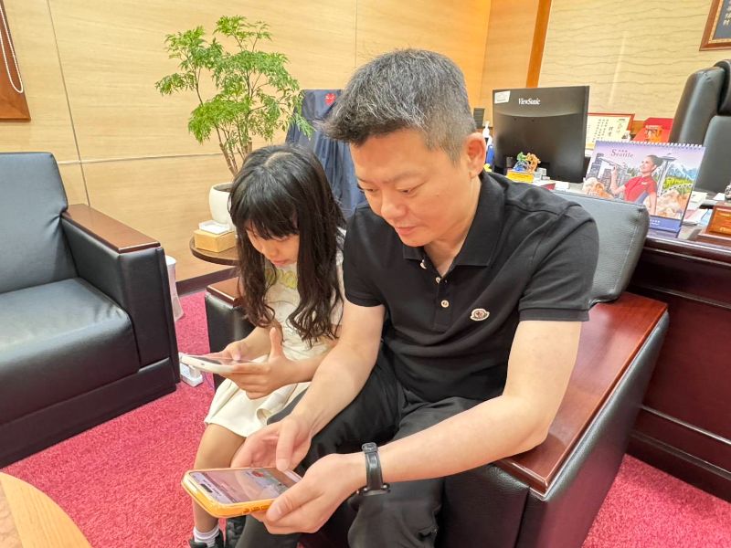 AI遊戲帶路玩高雄 曾俊傑推親子冒險新體驗。