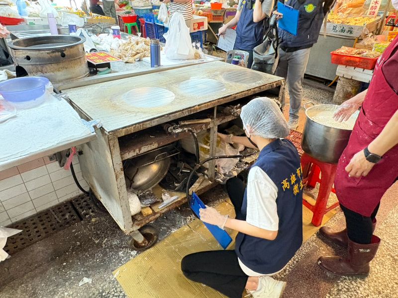 高雄正義市場春捲疑釀群聚中毒41人送醫，衛生局前往稽查，要求攤商停業調查。（高雄市衛生局提供）