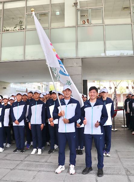 吳立森局長（右）授旗115年全國中等學校運動會高雄市代表隊領隊田寮國中校長呂明信（左）。(漾新聞記者陳雯萍翻攝)