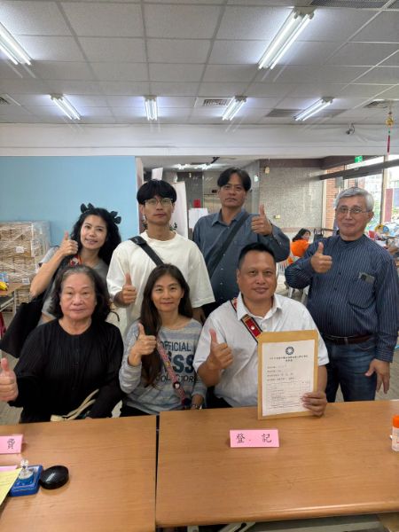 立委黃仁辦公室主任宋紹銘(前排右)在族人的陪同下，前往市黨部辦理登記參選。