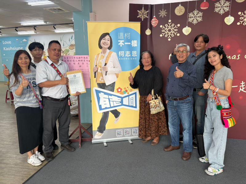 立委黃仁辦公室主任宋紹銘(左二)在族人的陪同下，前往市黨部辦理登記參選。