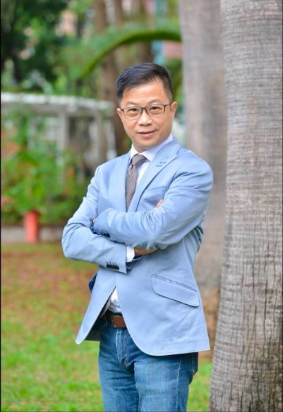 第七屆傑出校友教育學術類:新上國小校長王彥喦。(漾新聞記者陳雯萍翻攝) 第七屆傑出校友教育學術類:新上國小校長王彥喦。(漾新聞記者陳雯萍翻攝)