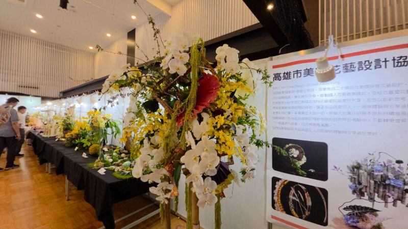 高雄市花友協會慶祝成立三十週年,舉辦「璀璨三十 花藝饗宴」為主題的藝展,展出五大流派60件創意作品,爭奇競艷難得一見。(漾新聞記者陳雯萍攝) 高雄市花友協會慶祝成立三十週年,舉辦「璀璨三十 花藝饗宴」為主題的藝展,展出五大流派60件創意作品,爭奇競艷難得一見。(漾新聞記者陳雯萍攝)