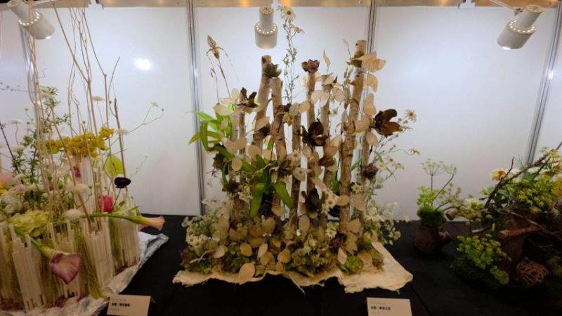 高雄市花友協會慶祝成立三十週年,舉辦「璀璨三十 花藝饗宴」為主題的藝展,展出五大流派60件創意作品,爭奇競艷難得一見。(漾新聞記者陳雯萍攝) 高雄市花友協會慶祝成立三十週年,舉辦「璀璨三十 花藝饗宴」為主題的藝展,展出五大流派60件創意作品,爭奇競艷難得一見。(漾新聞記者陳雯萍攝)