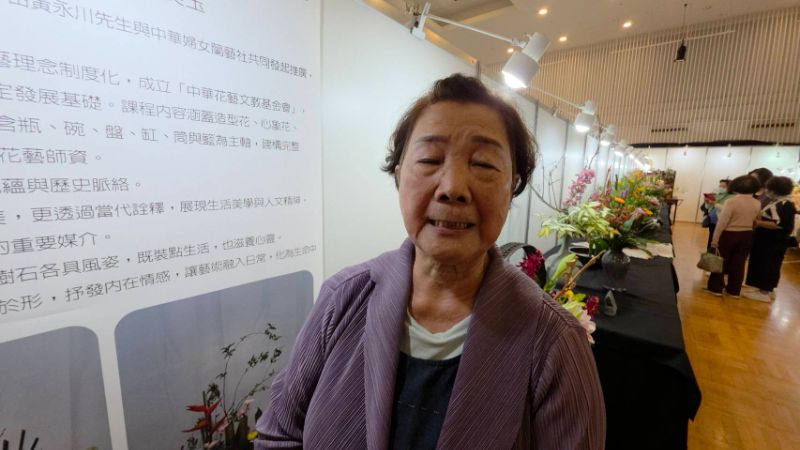 黃美玉會長說明中華花藝會員創作的特色。(漾新聞記者陳雯萍攝) 黃美玉會長說明中華花藝會員創作的特色。(漾新聞記者陳雯萍攝)