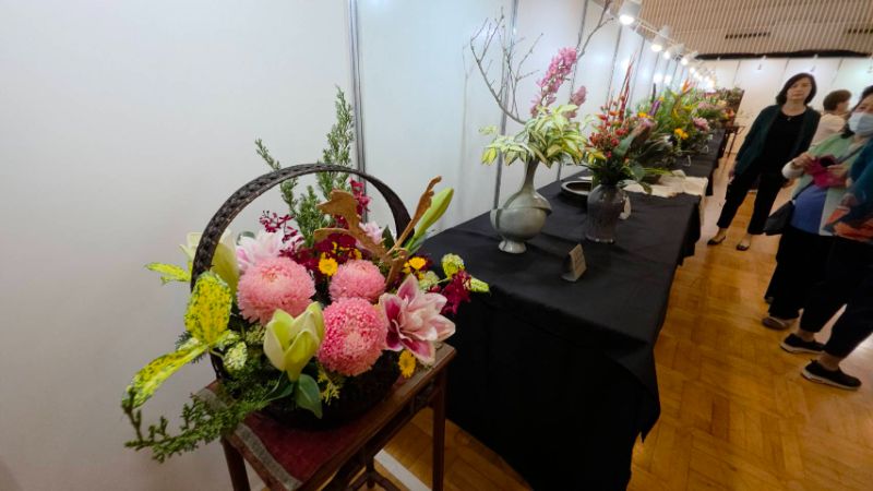 高雄市花友協會慶祝成立三十週年,舉辦「璀璨三十 花藝饗宴」為主題的藝展,展出五大流派60件創意作品,爭奇競艷難得一見。(漾新聞記者陳雯萍攝) 高雄市花友協會慶祝成立三十週年,舉辦「璀璨三十 花藝饗宴」為主題的藝展,展出五大流派60件創意作品,爭奇競艷難得一見。(漾新聞記者陳雯萍攝)