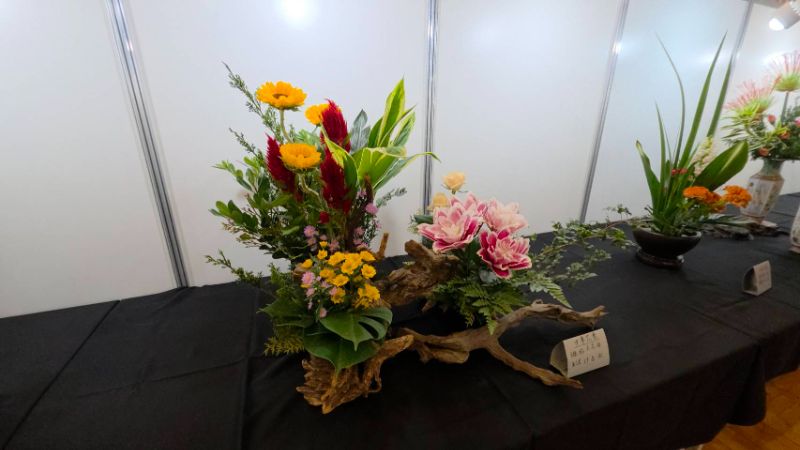 高雄市花友協會慶祝成立三十週年,舉辦「璀璨三十 花藝饗宴」為主題的藝展,展出五大流派60件創意作品,爭奇競艷難得一見。(漾新聞記者陳雯萍攝) 高雄市花友協會慶祝成立三十週年,舉辦「璀璨三十 花藝饗宴」為主題的藝展,展出五大流派60件創意作品,爭奇競艷難得一見。(漾新聞記者陳雯萍攝)