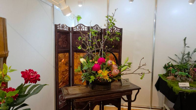 高雄市花友協會慶祝成立三十週年,舉辦「璀璨三十 花藝饗宴」為主題的藝展,展出五大流派60件創意作品,爭奇競艷難得一見。(漾新聞記者陳雯萍攝) 高雄市花友協會慶祝成立三十週年,舉辦「璀璨三十 花藝饗宴」為主題的藝展,展出五大流派60件創意作品,爭奇競艷難得一見。(漾新聞記者陳雯萍攝)
