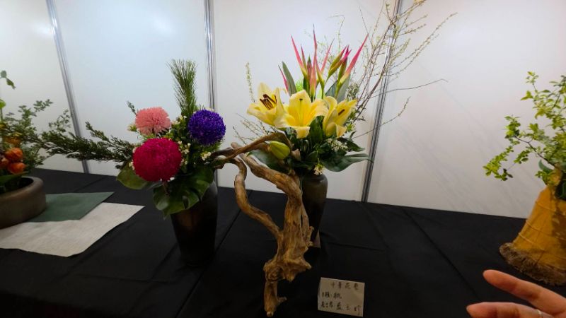 高雄市花友協會慶祝成立三十週年,舉辦「璀璨三十 花藝饗宴」為主題的藝展,展出五大流派60件創意作品,爭奇競艷難得一見。(漾新聞記者陳雯萍攝) 高雄市花友協會慶祝成立三十週年,舉辦「璀璨三十 花藝饗宴」為主題的藝展,展出五大流派60件創意作品,爭奇競艷難得一見。(漾新聞記者陳雯萍攝)
