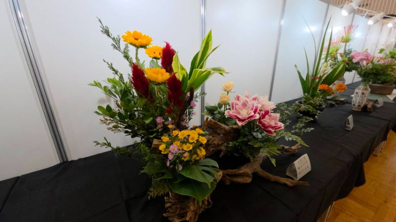 高雄市花友協會慶祝成立三十週年,舉辦「璀璨三十 花藝饗宴」為主題的藝展,展出五大流派60件創意作品,爭奇競艷難得一見。(漾新聞記者陳雯萍攝) 高雄市花友協會慶祝成立三十週年,舉辦「璀璨三十 花藝饗宴」為主題的藝展,展出五大流派60件創意作品,爭奇競艷難得一見。(漾新聞記者陳雯萍攝)