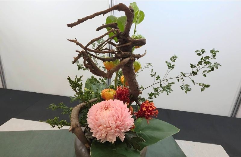 高雄市花友協會慶祝成立三十週年,舉辦「璀璨三十 花藝饗宴」為主題的藝展,展出五大流派60件創意作品,爭奇競艷難得一見。(漾新聞記者陳雯萍攝) 高雄市花友協會慶祝成立三十週年,舉辦「璀璨三十 花藝饗宴」為主題的藝展,展出五大流派60件創意作品,爭奇競艷難得一見。(漾新聞記者陳雯萍攝)