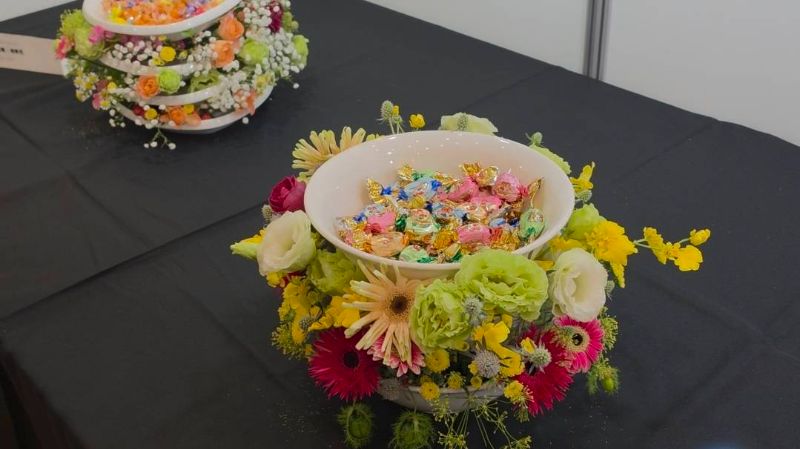 鍋碗瓢盆、水杯、環保竹筷、菜瓜布等生活創作的巧思,展現協會三十年來深耕花藝文化的成果。(漾新聞記者陳雯萍攝) 鍋碗瓢盆、水杯、環保竹筷、菜瓜布等生活創作的巧思,展現協會三十年來深耕花藝文化的成果。(漾新聞記者陳雯萍攝)