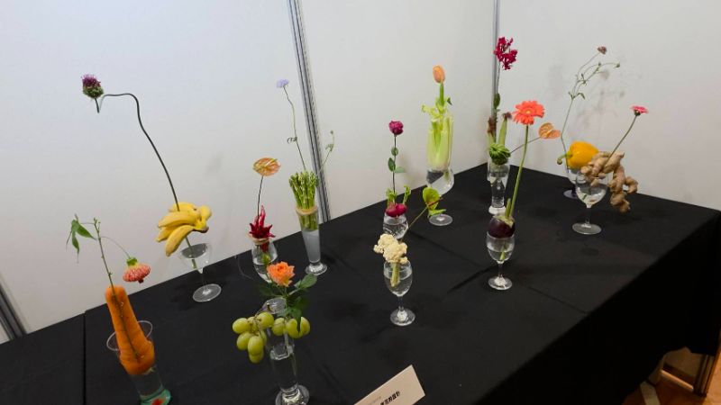 鍋碗瓢盆、水杯、環保竹筷、菜瓜布等生活創作的巧思,展現協會三十年來深耕花藝文化的成果。(漾新聞記者陳雯萍攝) 鍋碗瓢盆、水杯、環保竹筷、菜瓜布等生活創作的巧思,展現協會三十年來深耕花藝文化的成果。(漾新聞記者陳雯萍攝)