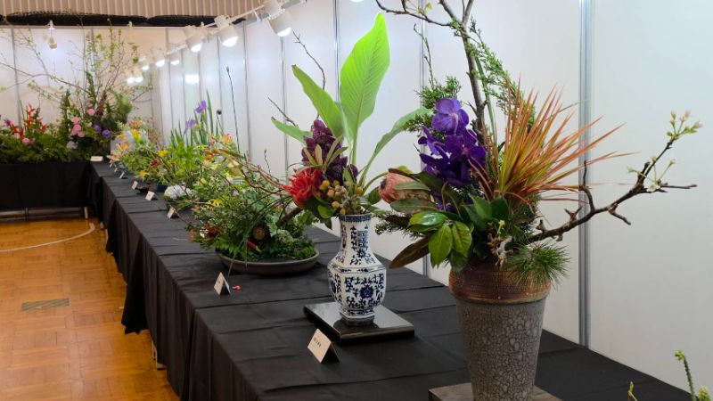 高雄市花友協會慶祝成立三十週年,舉辦「璀璨三十 花藝饗宴」為主題的藝展,展出五大流派60件創意作品,爭奇競艷難得一見。(漾新聞記者陳雯萍攝) 高雄市花友協會慶祝成立三十週年,舉辦「璀璨三十 花藝饗宴」為主題的藝展,展出五大流派60件創意作品,爭奇競艷難得一見。(漾新聞記者陳雯萍攝)