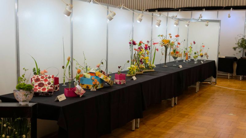 高雄市花友協會慶祝成立三十週年,舉辦「璀璨三十 花藝饗宴」為主題的藝展,展出五大流派60件創意作品,爭奇競艷難得一見。(漾新聞記者陳雯萍攝) 高雄市花友協會慶祝成立三十週年,舉辦「璀璨三十 花藝饗宴」為主題的藝展,展出五大流派60件創意作品,爭奇競艷難得一見。(漾新聞記者陳雯萍攝)