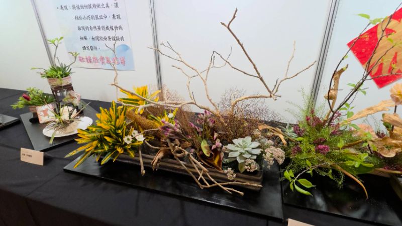 高雄市花友協會慶祝成立三十週年,舉辦「璀璨三十 花藝饗宴」為主題的藝展,展出五大流派60件創意作品,爭奇競艷難得一見。(漾新聞記者陳雯萍攝) 高雄市花友協會慶祝成立三十週年,舉辦「璀璨三十 花藝饗宴」為主題的藝展,展出五大流派60件創意作品,爭奇競艷難得一見。(漾新聞記者陳雯萍攝)