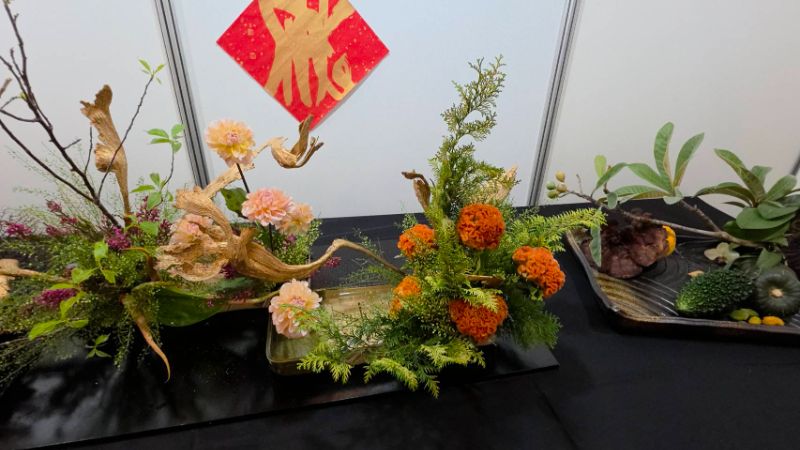 高雄市花友協會慶祝成立三十週年,舉辦「璀璨三十 花藝饗宴」為主題的藝展,展出五大流派60件創意作品,爭奇競艷難得一見。(漾新聞記者陳雯萍攝) 高雄市花友協會慶祝成立三十週年,舉辦「璀璨三十 花藝饗宴」為主題的藝展,展出五大流派60件創意作品,爭奇競艷難得一見。(漾新聞記者陳雯萍攝)