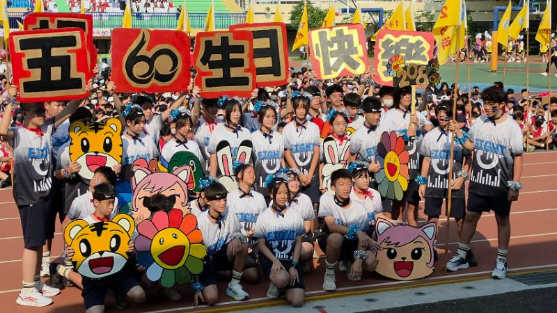 變妝大遊行，二年級各班級創意大爆發，以創意舞蹈及設計演出，為五福國中一甲子校慶獻禮，祝福生日快樂，充滿創意與歡樂。(漾新聞記者陳雯萍攝)