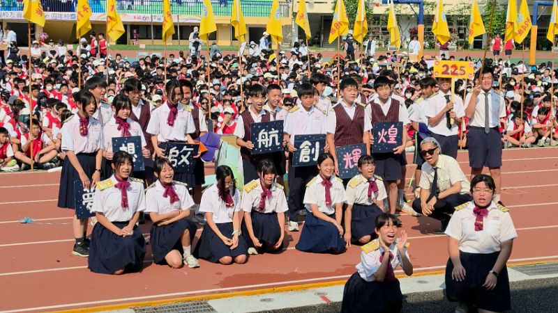 變妝大遊行，二年級各班級創意大爆發，以創意舞蹈及設計演出，為五福國中一甲子校慶獻禮，祝福生日快樂，充滿創意與歡樂。(漾新聞記者陳雯萍攝)