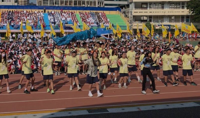 變妝大遊行，二年級各班級創意大爆發，以創意舞蹈及設計演出，為五福國中一甲子校慶獻禮，祝福生日快樂，充滿創意與歡樂。(漾新聞記者陳雯萍攝)