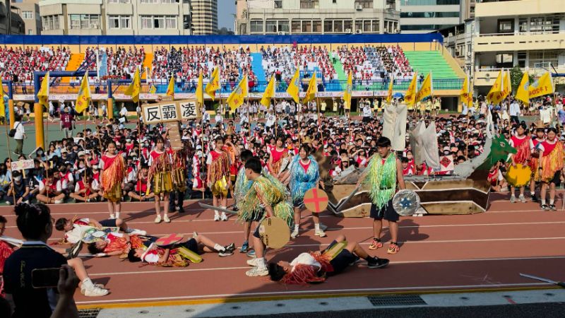 變妝大遊行，二年級各班級創意大爆發，以創意舞蹈及設計演出，為五福國中一甲子校慶獻禮，祝福生日快樂，充滿創意與歡樂。(漾新聞記者陳雯萍攝)