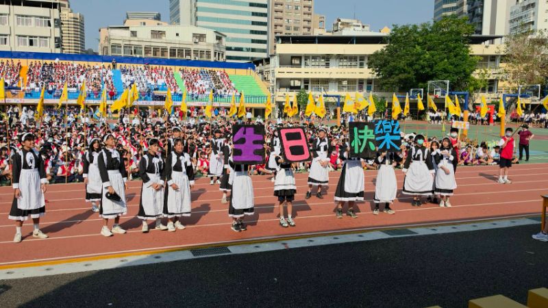 變妝大遊行，二年級各班級創意大爆發，以創意舞蹈及設計演出，為五福國中一甲子校慶獻禮，祝福生日快樂，充滿創意與歡樂。(漾新聞記者陳雯萍攝)