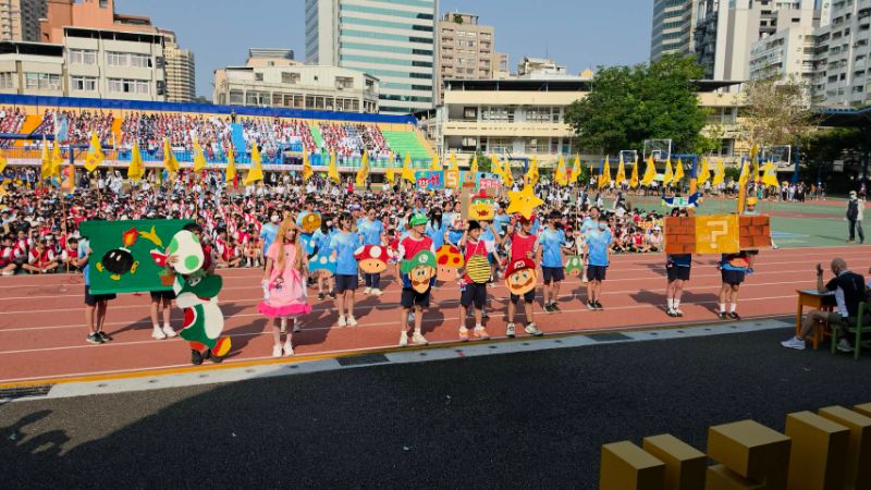 變妝大遊行，二年級各班級創意大爆發，以創意舞蹈及設計演出，為五福國中一甲子校慶獻禮，祝福生日快樂，充滿創意與歡樂。(漾新聞記者陳雯萍攝)