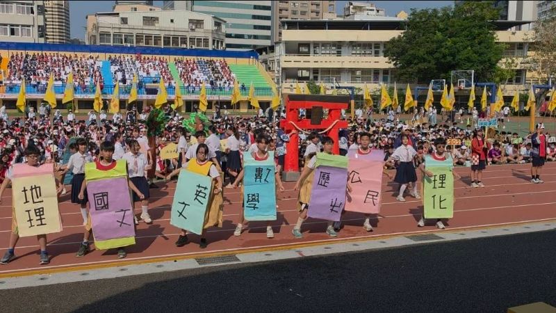 變妝大遊行，二年級各班級創意大爆發，以創意舞蹈及設計演出，為五福國中一甲子校慶獻禮，祝福生日快樂，充滿創意與歡樂。(漾新聞記者陳雯萍攝)