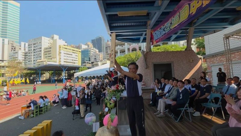 變妝大遊行，各班同學創意大爆發，設計獻給學校60週年慶生日禮物，由校長何茂通代表接受。(漾新聞記者陳雯萍攝)