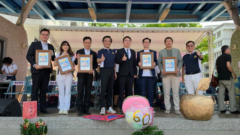 五福國中60週年校慶，也頒發第七屆傑出校友，校長何茂通、家長會長陳志豪、校友會長柯正吉與得獎者合影。(漾新聞記者陳雯萍攝)