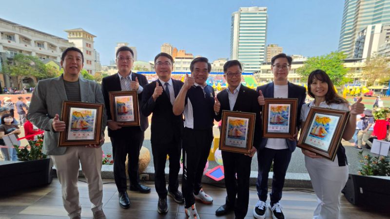 五福國中60週年校慶，也頒發第七屆傑出校友，校長何茂通、家長會長陳志豪、校友會長柯正吉與得獎者合影。(漾新聞記者陳雯萍攝)