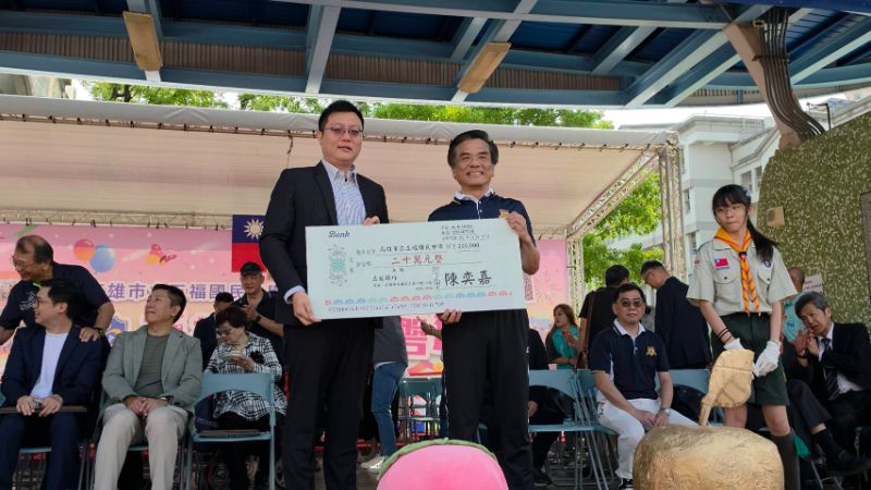 傑出校友裕國能源總經理陳奕嘉回饋母校，捐贈20萬元獎助學金。(漾新聞記者陳雯萍攝)