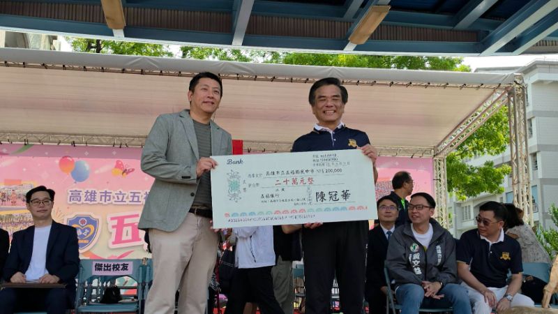 傑出校友東南水泥副董事長陳冠華回饋母校，捐贈20萬元獎助學金。(漾新聞記者陳雯萍攝)