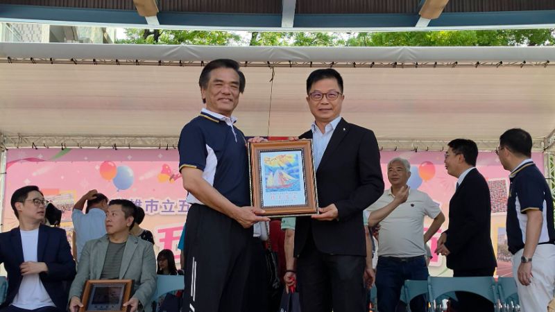 五福國中校長何茂通頒發第7屆傑出校友當選證書予新上國小校長王彥嵓。(漾新聞記者陳雯萍攝)