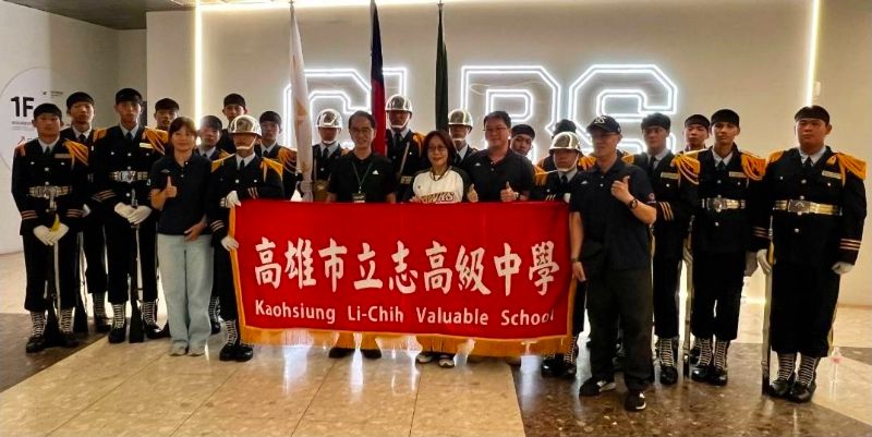 立志中學軍儀隊與議長康裕成合影。