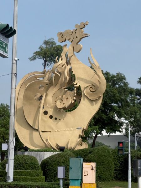 威鳳現況：告示牌消失、疑似鳥築巢、結構不知污損或鏽蝕。