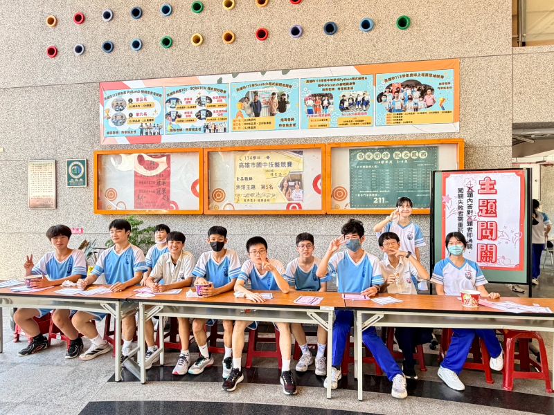 鳳西國中校園今天香氣四溢、笑聲不斷，學生穿梭在美食攤位、英語闖關與自由對話區，從點餐、回答問題到與外師即席對談，全校一起把英語說出口，也讓暑假前最後一個上課日，變成最有國際味的雙語生活日。
