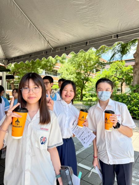 鳳西國中校園今天香氣四溢、笑聲不斷，學生穿梭在美食攤位、英語闖關與自由對話區，從點餐、回答問題到與外師即席對談，全校一起把英語說出口，也讓暑假前最後一個上課日，變成最有國際味的雙語生活日。