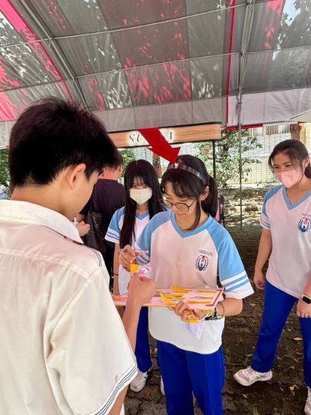 鳳西國中校園今天香氣四溢、笑聲不斷，學生穿梭在美食攤位、英語闖關與自由對話區，從點餐、回答問題到與外師即席對談，全校一起把英語說出口，也讓暑假前最後一個上課日，變成最有國際味的雙語生活日。
