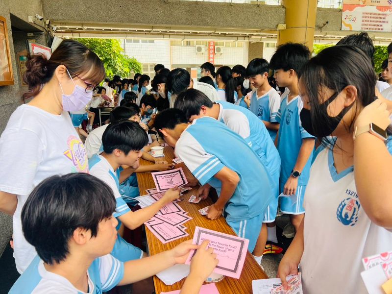 鳳西國中今天休業式舉辦《Bilingual Summer Fair》雙語夏日小市集，將校園打造成沉浸式雙語學習場域。學校透過美食市集、實境英語點餐、課程闖關與「GEPT Free Talk 英語自由對話挑戰」，讓學生在真實情境中自然開口，展現雙語教育成果。