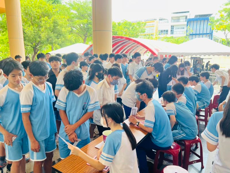 鳳西國中今天休業式舉辦《Bilingual Summer Fair》雙語夏日小市集，將校園打造成沉浸式雙語學習場域。學校透過美食市集、實境英語點餐、課程闖關與「GEPT Free Talk 英語自由對話挑戰」，讓學生在真實情境中自然開口，展現雙語教育成果。