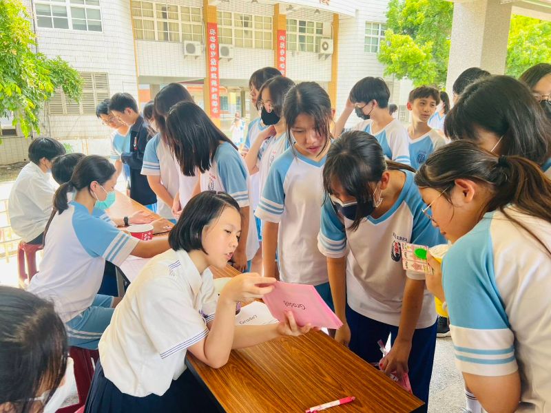 鳳西國中今天休業式舉辦《Bilingual Summer Fair》雙語夏日小市集，將校園打造成沉浸式雙語學習場域。學校透過美食市集、實境英語點餐、課程闖關與「GEPT Free Talk 英語自由對話挑戰」，讓學生在真實情境中自然開口，展現雙語教育成果。