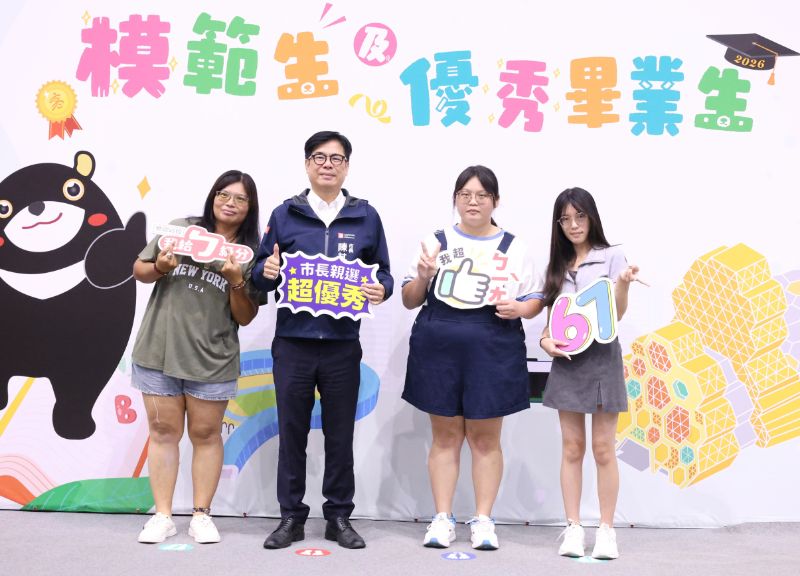 成功特殊教育學校林純禎同學（右二）以生命故事感動全場。